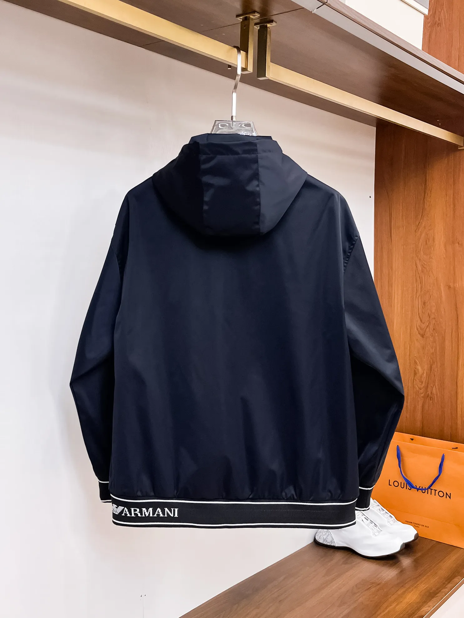 Armani official website Same Style, complete with three labels, on sale in advance. 2026 Autumn and Winter New Arrival men's jacket, Original with complete three labels, Premium version. Custom-made fabrics at the counter. Breathable, high comfort, impeccable details, brand element design concept, reflecting high quality. It feels delicate and soft, presents a casual cut, and has a great upper body shape. Sizes: M～3XL,